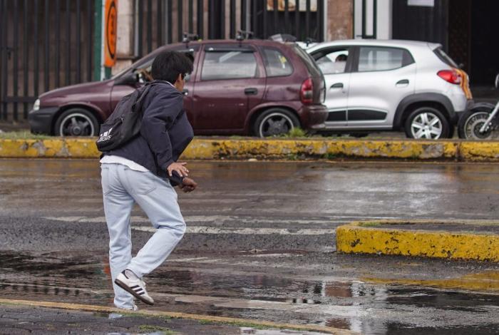 Esquivar charcos, parte del recorrido bajo la lluvia en Morelia