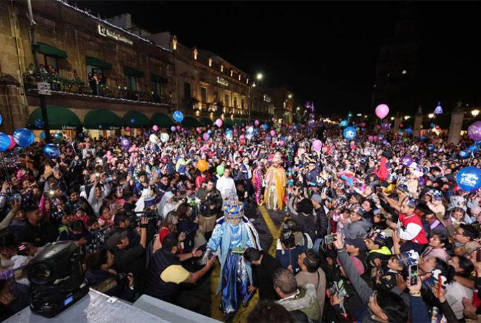 Estrella de Belén, 4 km de recorrido y mega rosca, en la Cabalgata de los Reyes Magos en Morelia