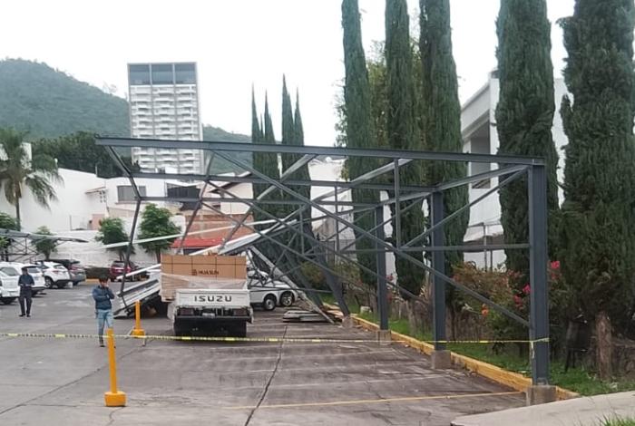 Estructura en club Britania cae sobre vehículos estacionados