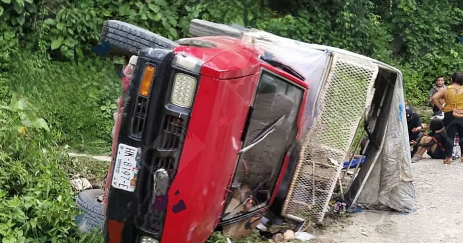 Estudiante de 17 años pierde la vida y ocho más resultan heridos tras volcadura de camioneta en Hidalgo