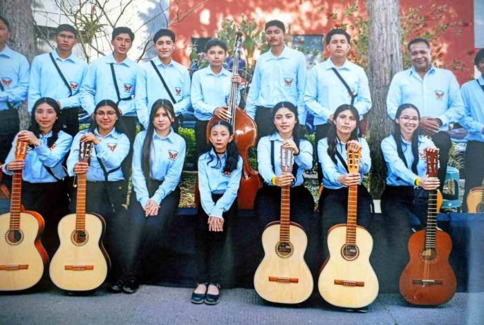 Estudiantes Cecytem compiten en concurso nacional al de rondallas