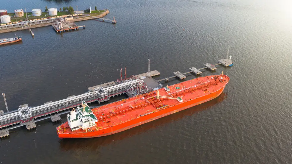 EU permite de forma temporal la compra de petróleo ruso