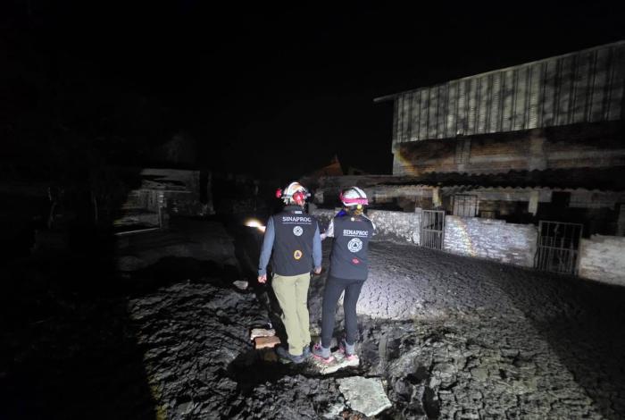 Evacúan a 13 personas en Ixtlán, por aparición de Géiser