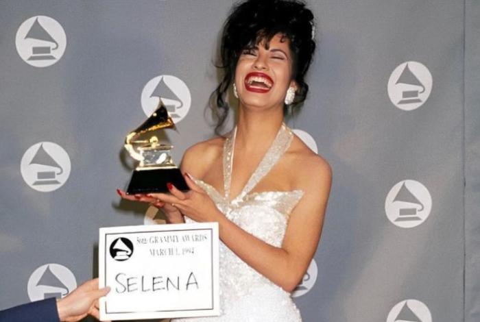 Exhiben en el Museo del Grammy atuendos, premios y recuerdos íntimos de Selena Quintanilla
