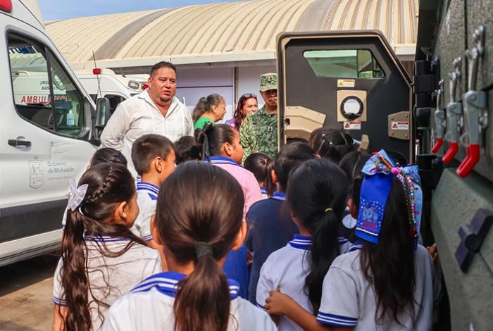 Exhiben parque vehicular de seguridad y rescate en Primaria Melchor Ocampo, en Lázaro Cárdenas