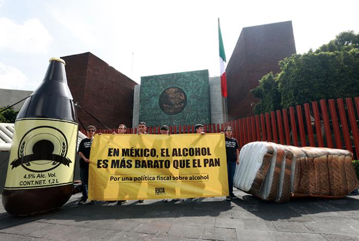 Expertos piden aumentar impuesto al alcohol en México por recaudación y salud