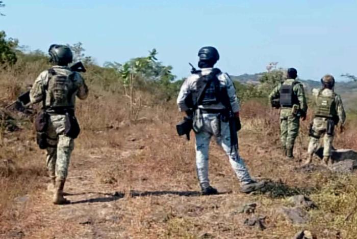Explosión de artefacto de fabricación casera deja militares heridos en zona serrana de Cotija
