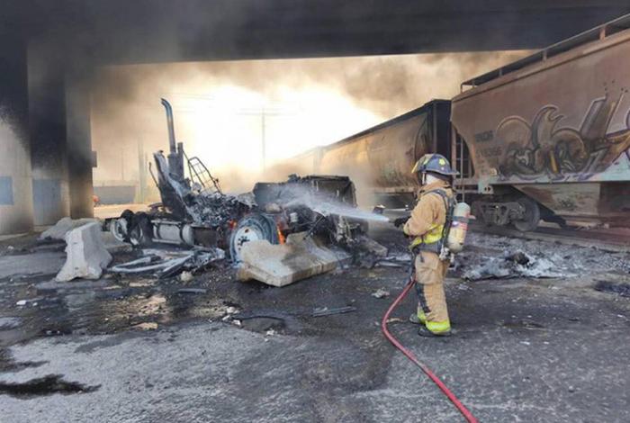 Explosión en Querétaro: Al menos dos muertos tras choque entre tren y pipa de gas