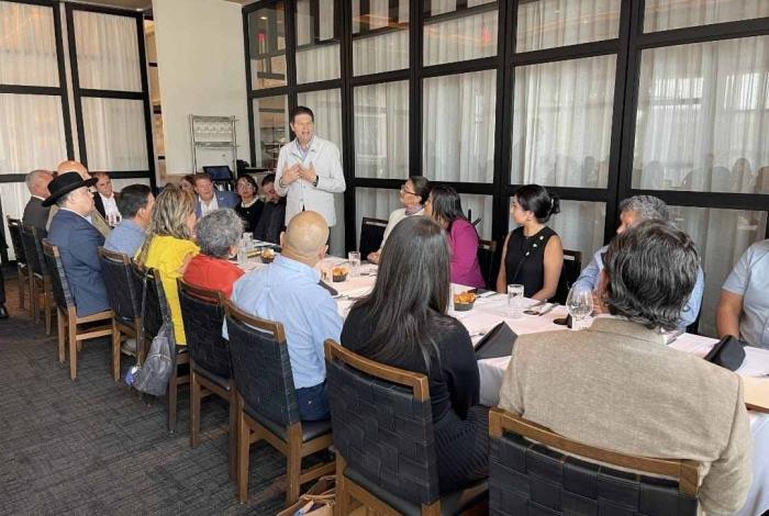 Expone Alfonso Martínez atractivos turísticos y de inversión a empresarios y legisladores de Chicago