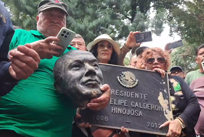 Extrabajadores de LyFC decapitan estatua de Felipe Calderón durante protesta en Los Pinos