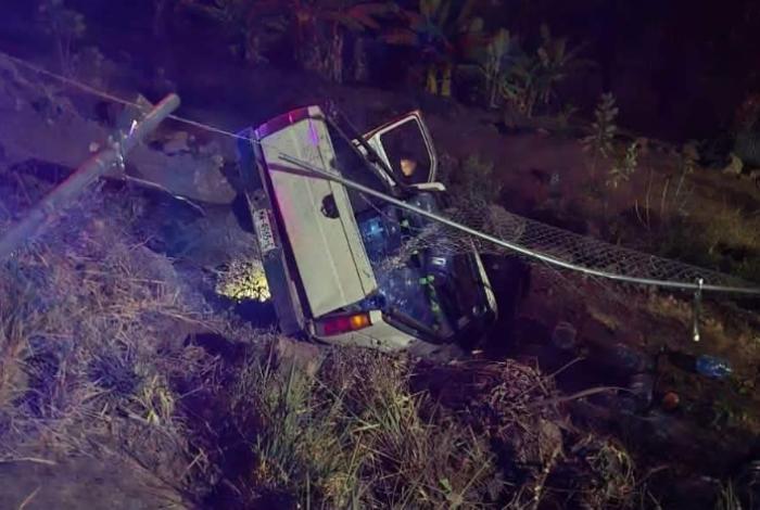 Fallan los frenos y camioneta se desbarranca en Tacámbaro; seis integrantes de una familia heridos