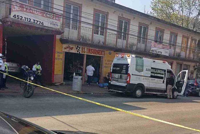 Fallece taxista en el Barrio La Magdalena de Uruapan; presumen infarto fulminante
