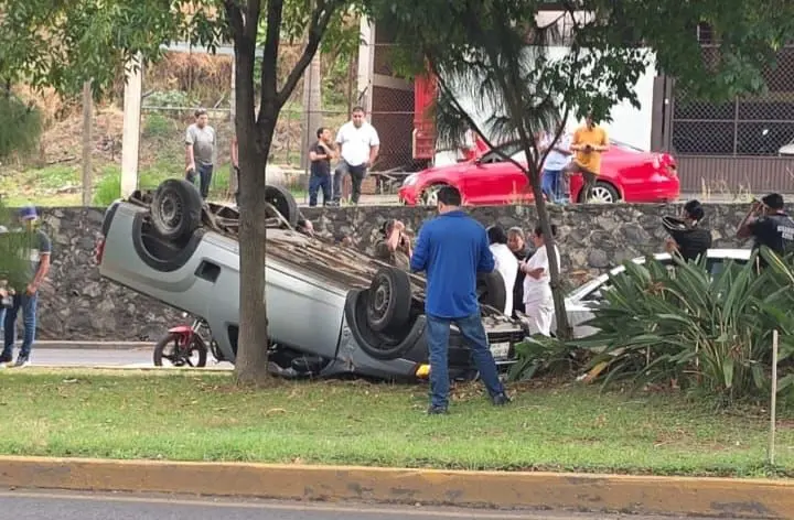 Fallecen dos alumnas de la UNICLA al volcar su camioneta, en la Calzada Benito Juárez