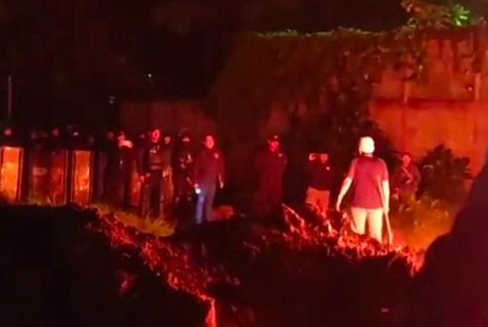 Fallido desalojo en Uruapan: “paracaidistas” confrontan a autoridades en Ex Hacienda Santa Catarina