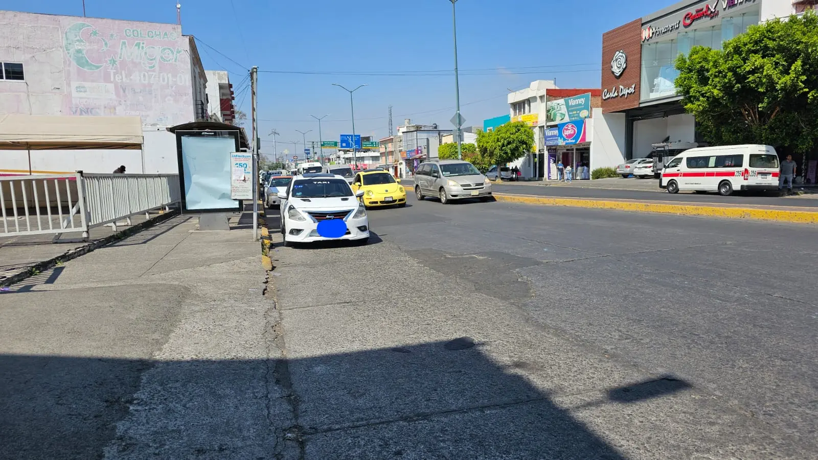 Falta de cultura vial frente al ISSSTE en avenida Madero Poniente