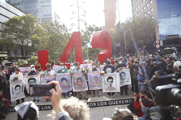 Familiares de normalistas desaparecidos de Ayotzinapa se reunirán con Sheinbaum