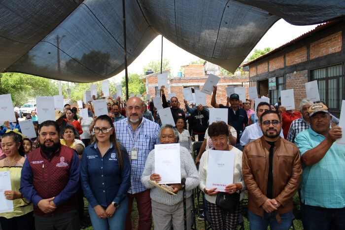 Familias de Hacienda de Itzícuaro, en Morelia, reciben las escrituras de sus hogares