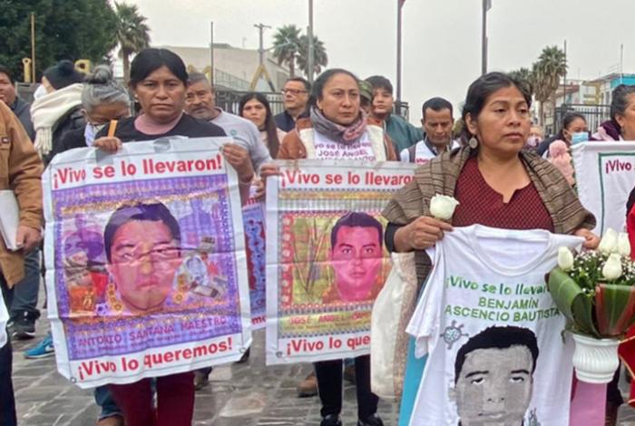 Familias mexicanas de Ayotzinapa encomiendan su lucha a la Virgen, a 11 años sin justicia