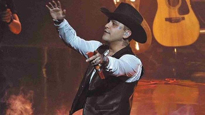 Fanáticos corean el nombre de Cazzu durante concierto de Christian Nodal