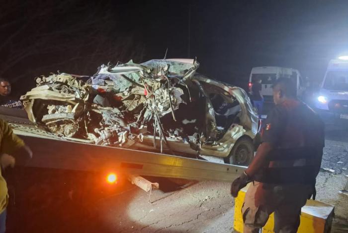 Fatal choque entre tractocamión y auto deja 2 muertos en la Huetamo-Ciudad Altamirano