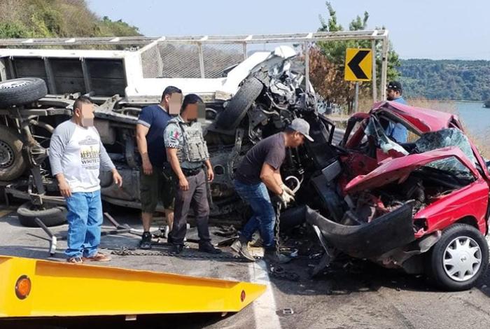 Fatal choque múltiple en la autopista siglo XXI; hay un muerto y un herido