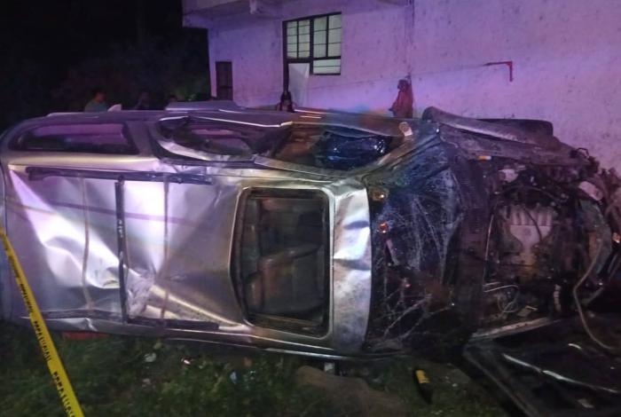Fatal volcadura en Zitácuaro: dos adultos y un bebé fallecidos; hay cuatro lesionados