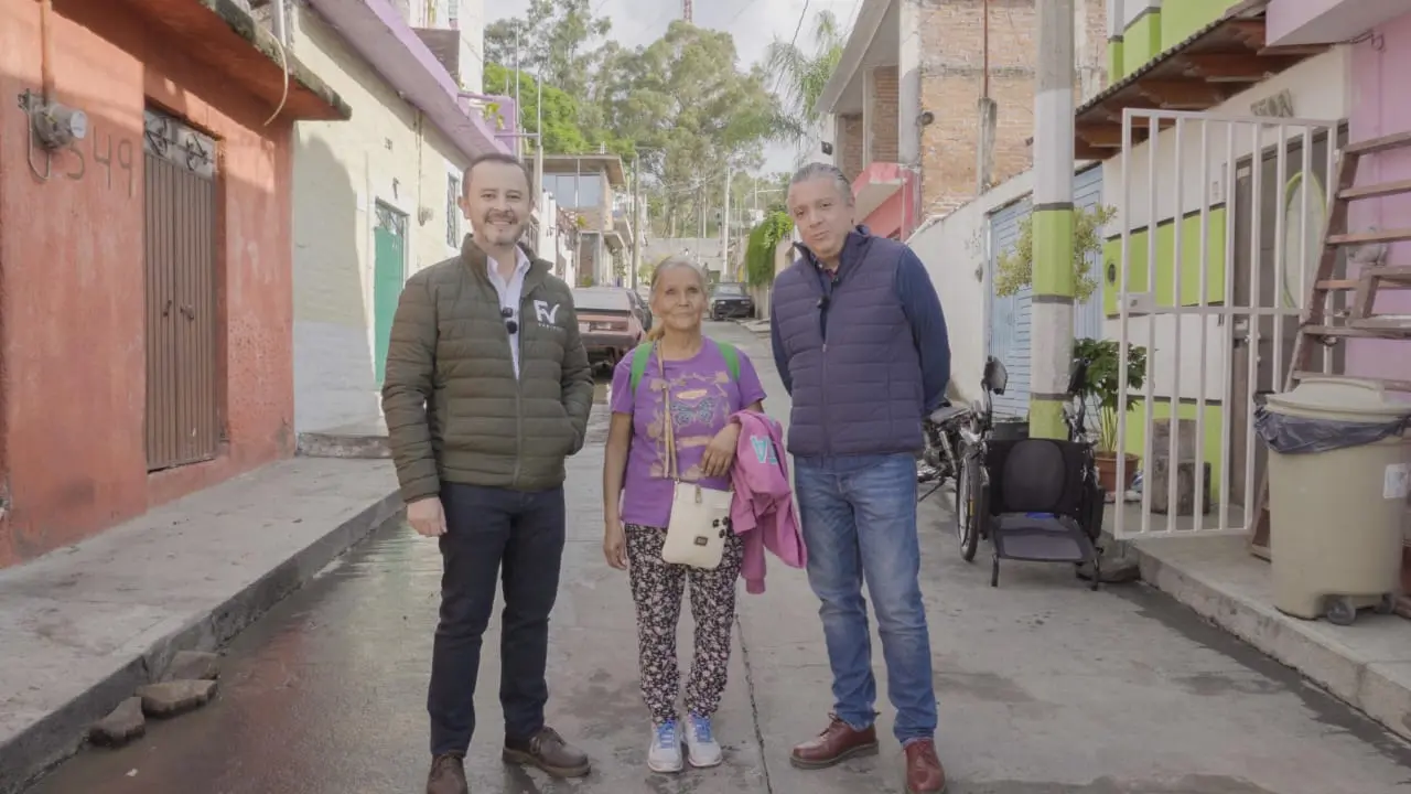 Fausto Vallejo Mora entrega apoyo de láminas a familias afectadas por lluvias