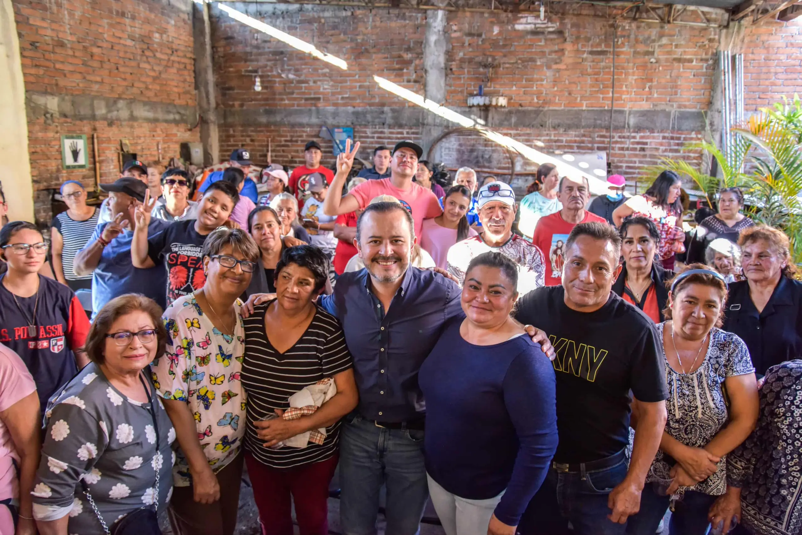 Fausto Vallejo Mora sostiene reunión con integrantes de la Unión de Comerciantes Acueducto