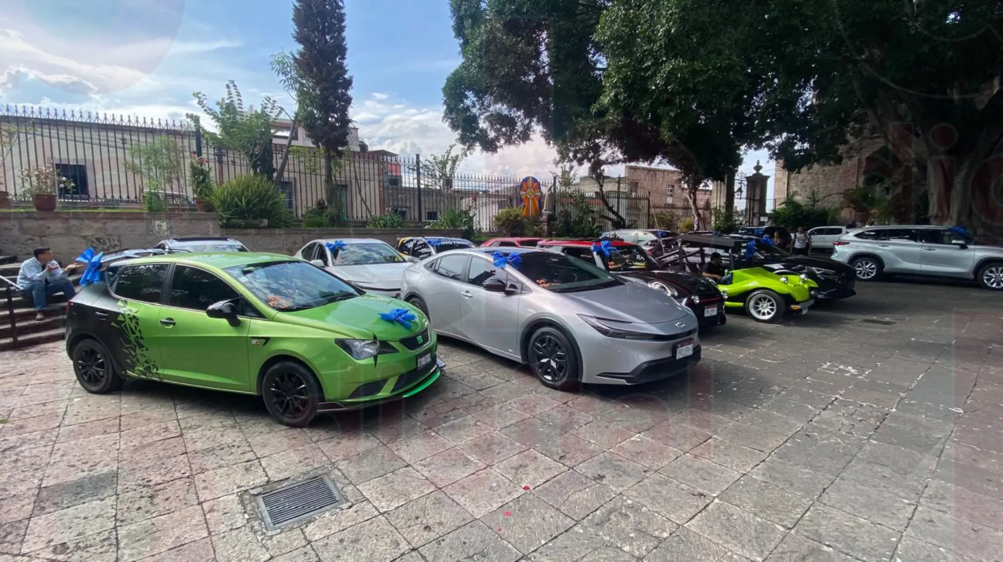 Festejan a 50 quinceañeras en autos deportivos en Morelia