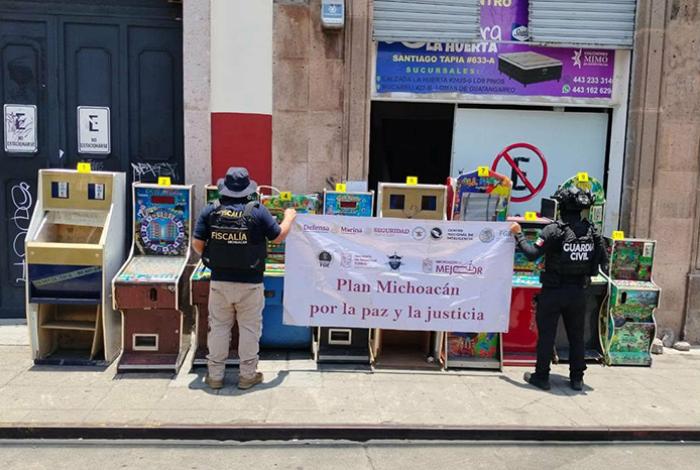 FGE asegura 10 máquinas tragamonedas y droga durante cateo en el Centro de Morelia