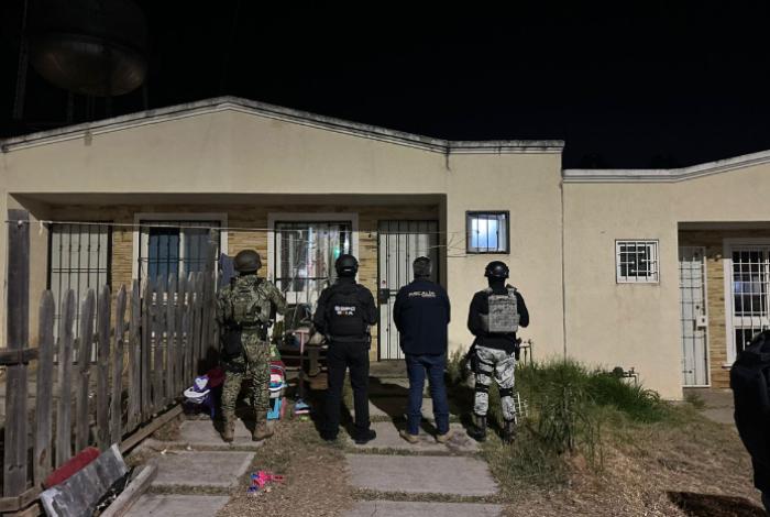 FGE ejecuta cateo en La Hacienda; asegura 157.5 dosis de metanfetamina