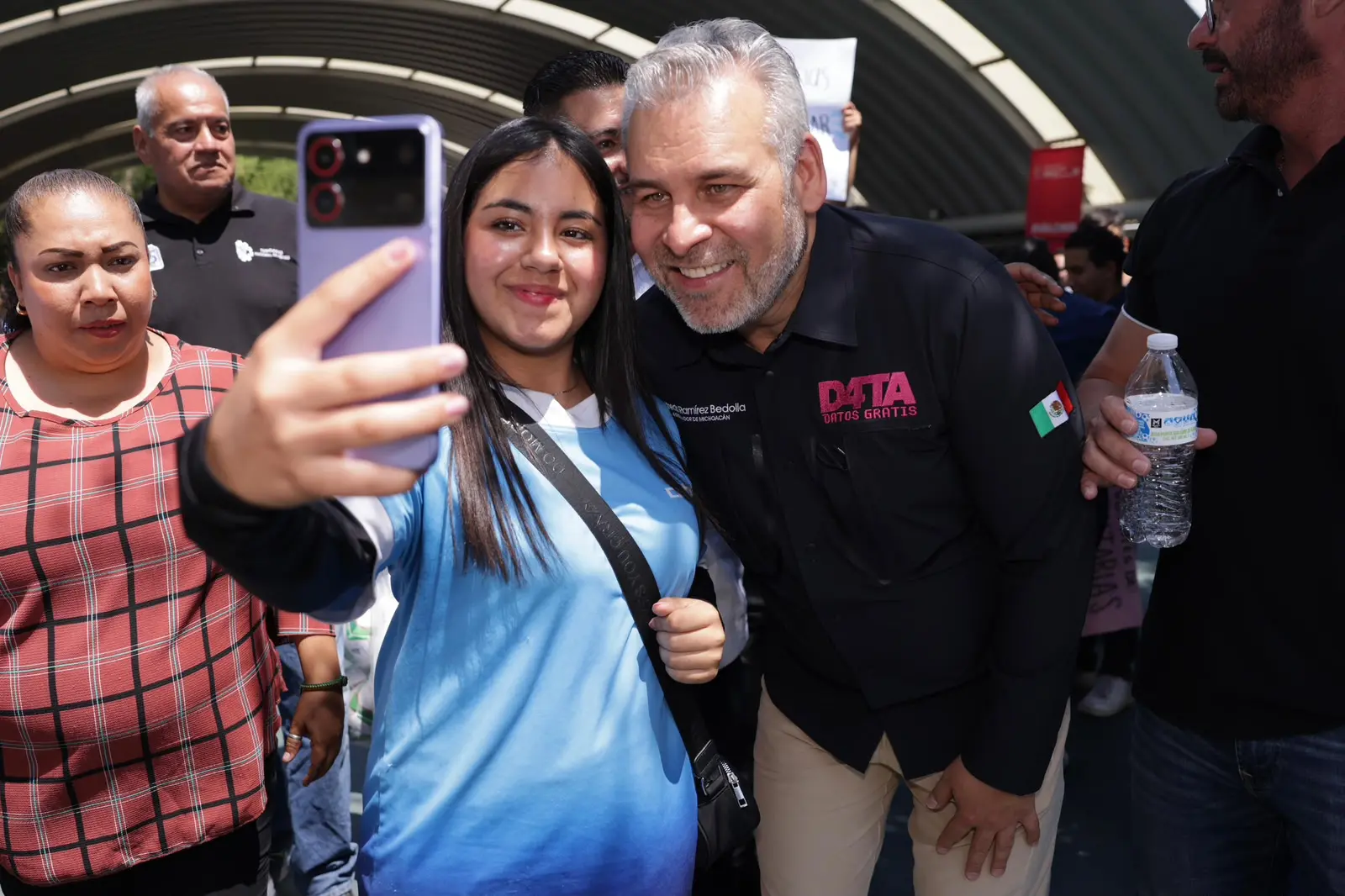 Firma Bedolla iniciativa para garantizar por ley D4ta, datos gratis para estudiantes de prepa y universidad