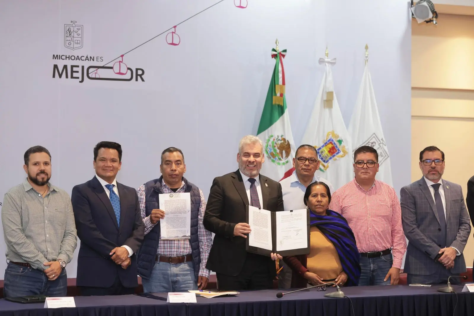 Firma Bedolla y Concejo Mayor de Cherán convenio para reforzar ronda comunitaria