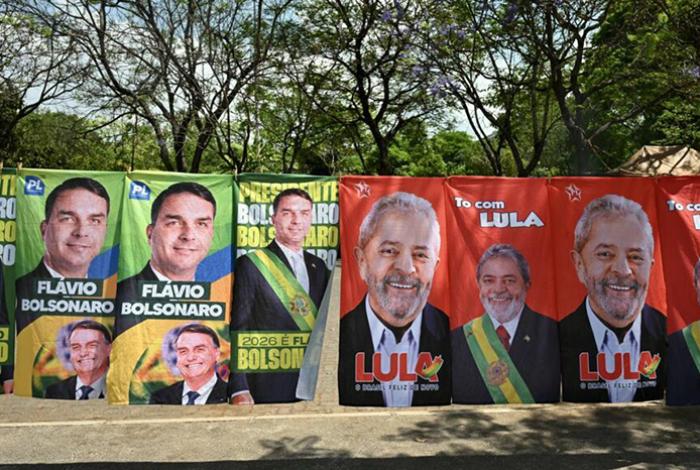 Flávio Bolsonaro sigue al frente, pero Lula recorta distancias, con el 64 % del escrutinio en presidenciales de Brasil
