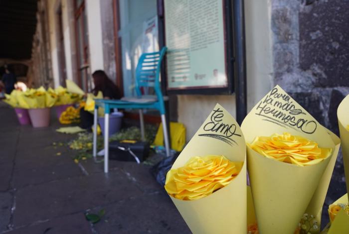 Flores amarillas, la tradicion que nació de una telenovela y un reto viral