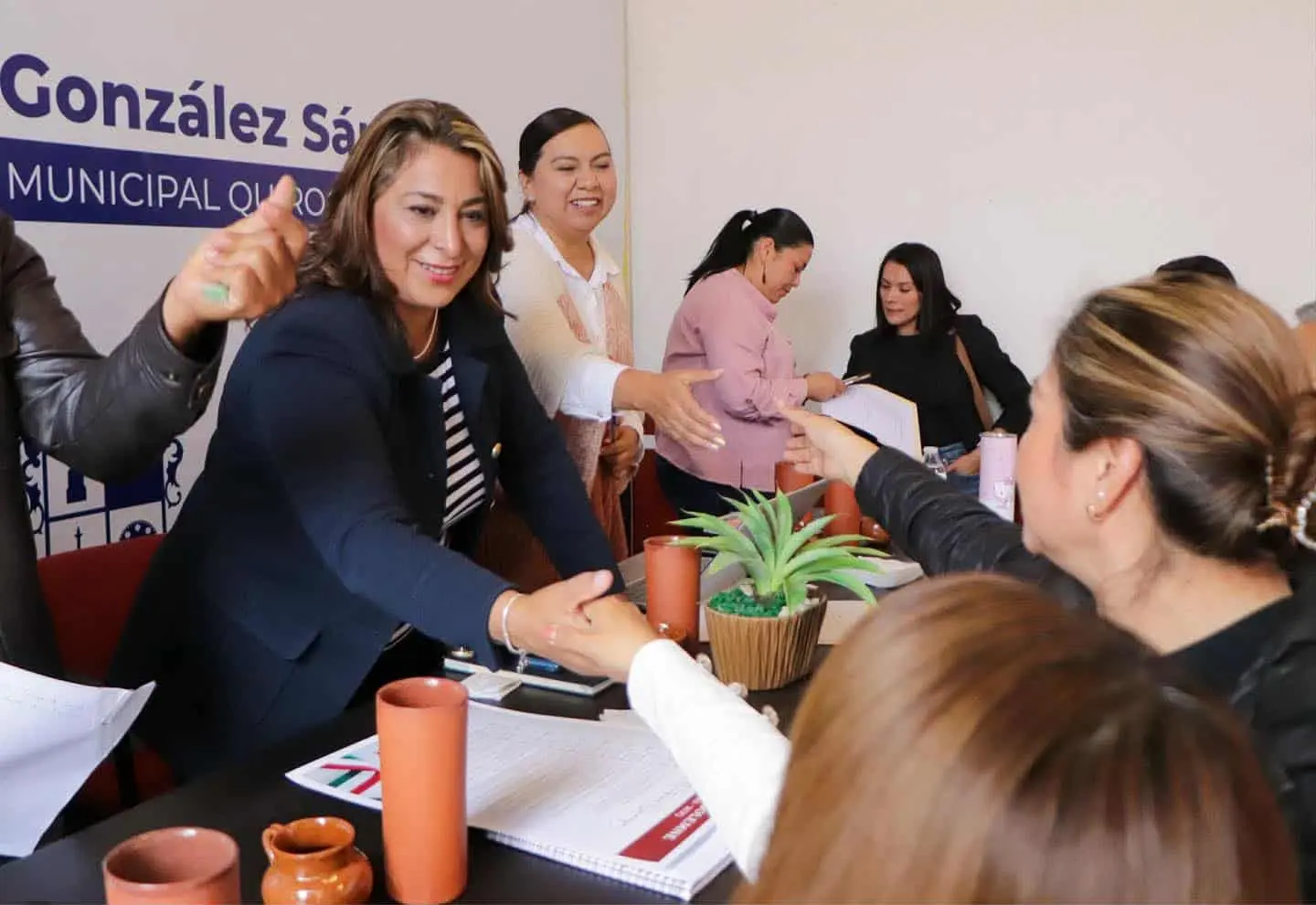 Fortalece Alma Mireya González lazos con el magisterio de Quiroga en inicio de ciclo escolar
