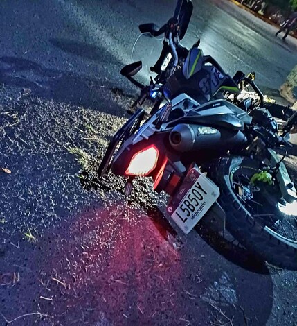 #Foto | Adolescente grave al derrapar su motocicleta