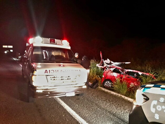 #Foto | Auto termina destrozado tras choque por alcance en la Siglo XXI