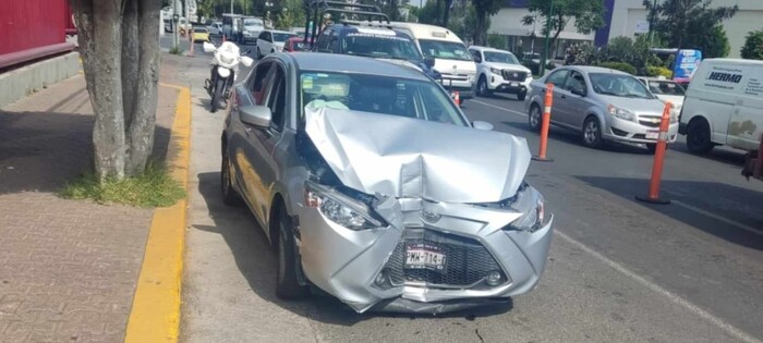 #Foto | Automovilista choca contra poste en la Av. Camelinas de Morelia