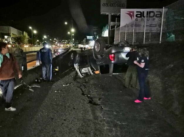 #Foto | Chofer de camioneta queda herido al volcar en el Libramiento de Morelia