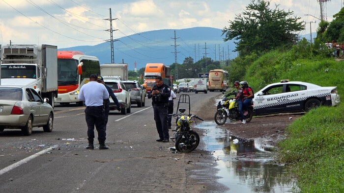 #Foto | Embiste a motociclista y se da a la fuga, en el Libramiento Norte de Zamora