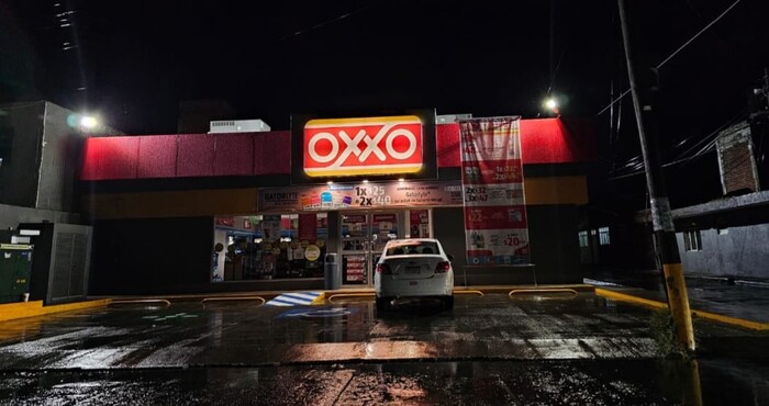 #Foto | En dos hechos, delincuentes armados asaltan Oxxo y roban camioneta en Uruapan