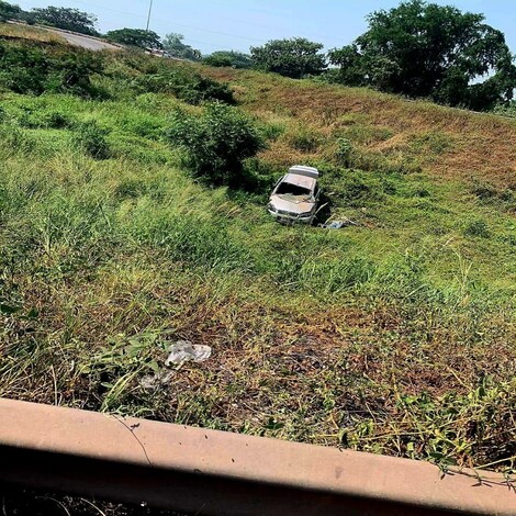 #Foto | Hombre muere al volcar su auto en el trébol de Lázaro Cárdenas