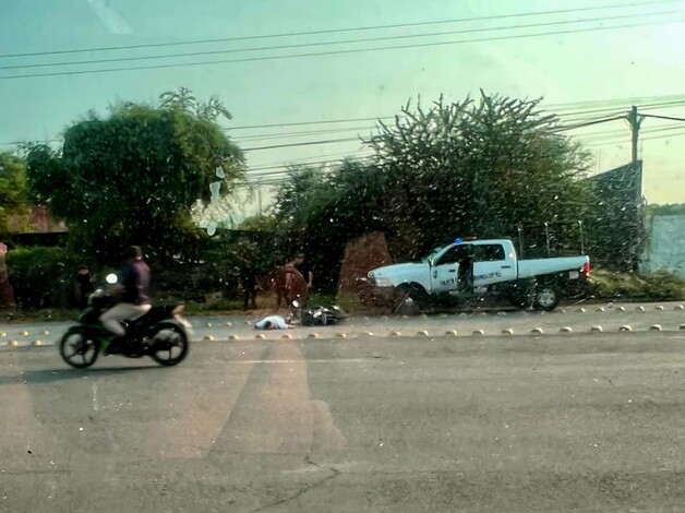 #Foto | Motociclista grave al accidentarse en Apatzingán