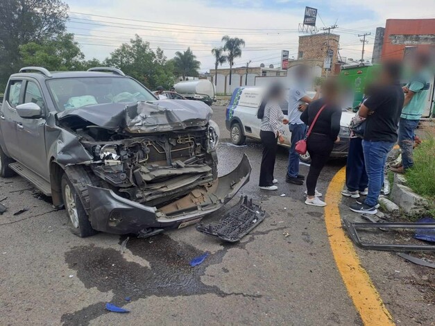 #Foto | Se registra choque entre 2 camionetas en la Morelia-Pátzcuaro; una persona queda lastimada