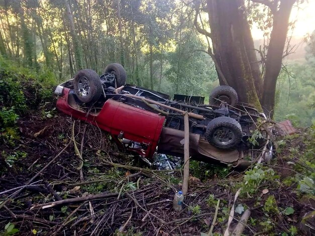 #Foto | Se salvan de milagro al volcar camioneta y terminar al fondo de un barranco, en Zitácuaro