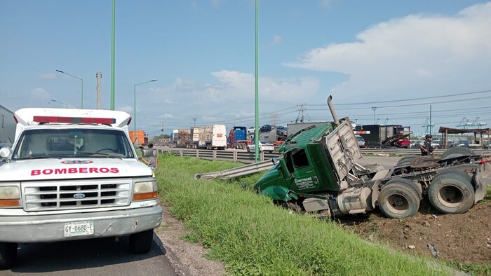 #Foto | Tractocamión se va canal de desagüe pluvial en la autopista Siglo XXI