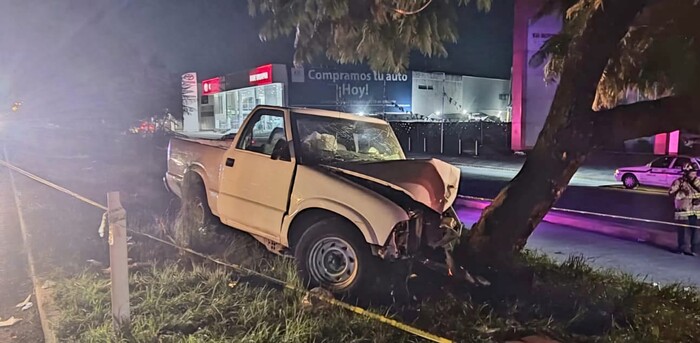 #Foto | Un muerto y un herido en choque de camioneta contra un árbol