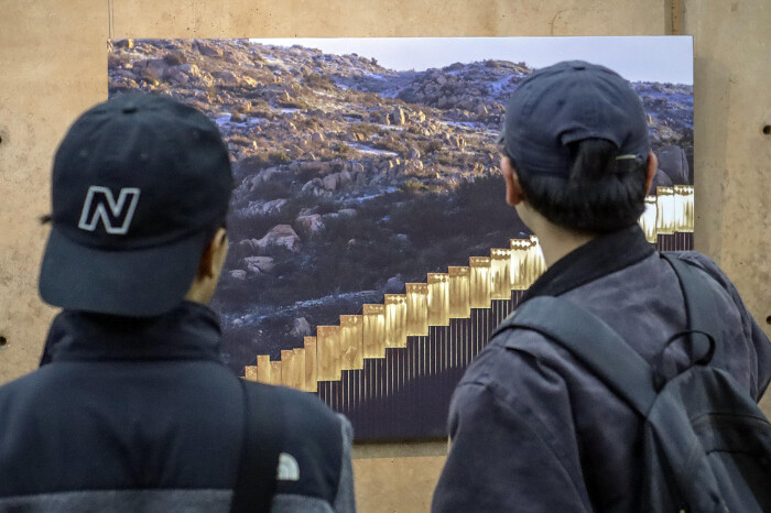 Fotógrafo mexicano exhibe la destrucción del ecosistema del muro fronterizo