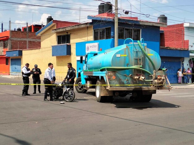 #Fotos | Adolescente motociclista es atropellado por camión pipa en Morelia